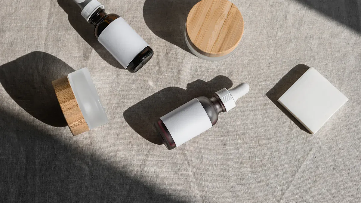 The application of Natural materialen in cosmetic containers: The possibilities of Wood and Bamboo